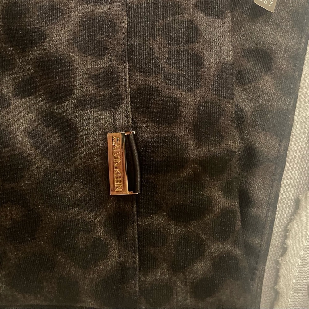 ❤️2/$15 or 3/$21❤️ Calvin Klein Animal Print Pants, Size Small - Picture 4 of 6